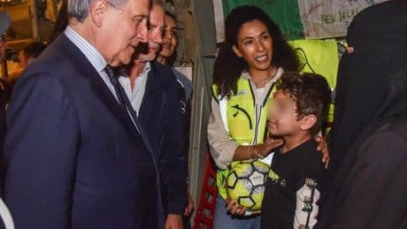 Llega a Italia el niño de Gaza que sobrevivió al ataque de Israel en el que murieron sus 9 hermanos y su padre
