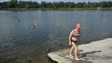 Ukraine: exténués par la guerre, les Ukrainiens profitent du répit du lac de Sloviansk