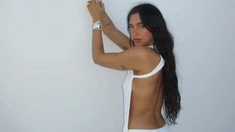 Dua Lipa celebra sus 30 años con el 'naked dress' joya más espectacular: con flores y pedrería