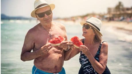 “Hay que prestar atención a minerales como el potasio, que abunda en frutas como el melón, el plátano, la sandía o los albaricoques”: pautas de dieta y salud para séniors, aliadas contra el calor