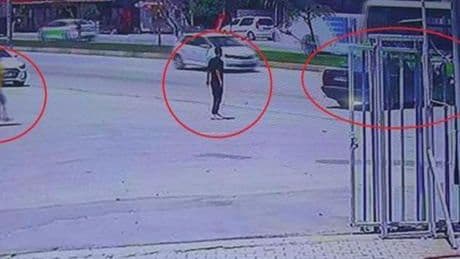 El frenini çekmeyi unuttu, peşinden çaresizce koştu: Kafamı kaldırdığımda gidiyordu