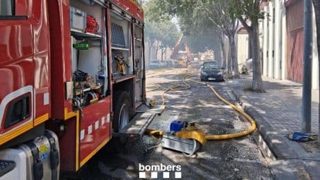 El derrumbe del suelo de un piso en Badalona deja dos heridas y 15 personas desalojadas