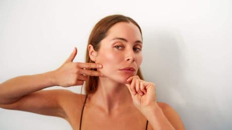 Elke dag gekke bekken trekken voor een strakker gezicht? Dit is de (on)zin van gezichtsyoga