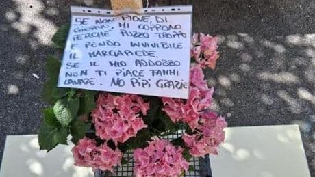 Miasmi dai tombini, i commercianti di piazza Martinez a Genova: “Aria irrespirabile, si faccia qualcosa”