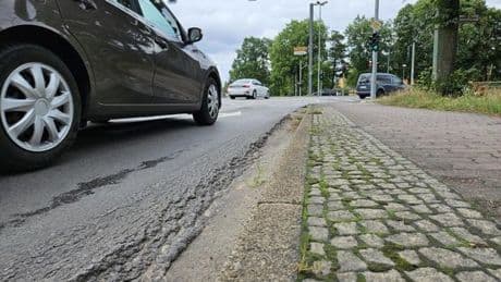 Heftige Straßenschäden an Kreuzung in Köpenick: Fahrbahn verbogen
