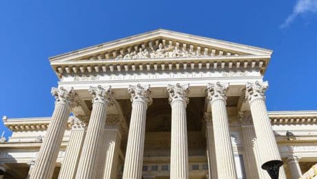 «À quoi ça sert une OQTF finalement ?» : une famille attaque l’État après le meurtre de ses filles par le mari clandestin