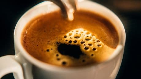 Hält Kaffee wach – oder denken wir das nur?
