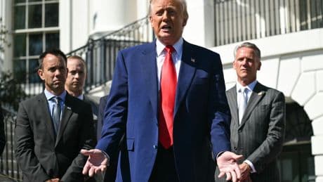 US senators call for insider-trading probe into Trump's tariff moves