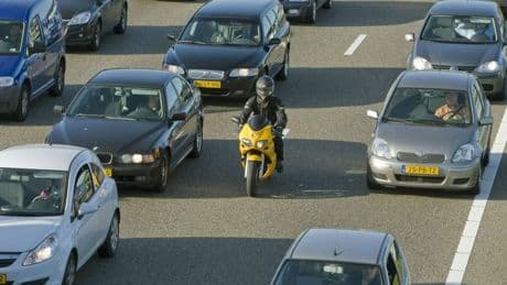 Mogen motorrijders eigenlijk wel tussen de file doorrijden?