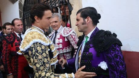 La cornada a Morante da un vuelco la temporada taurina en plena polémica con Roca Rey: hasta quince días de baja