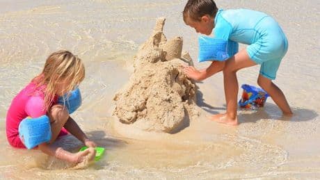 Perché non dovresti scavare buche in spiaggia: può essere letale