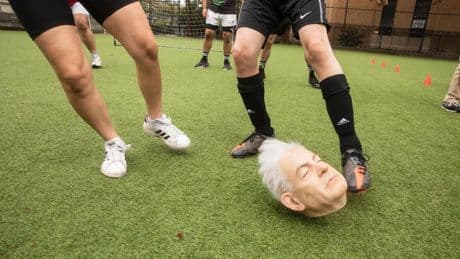 Palestinos e israelíes juegan al fútbol con la cabeza de Netanyahu frente a la sede de la ONU en Nueva York en una acción artística