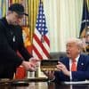 "Nicht das Ende von Doge": Trump schenkt Musk zum Abschied vergoldeten Schlüssel