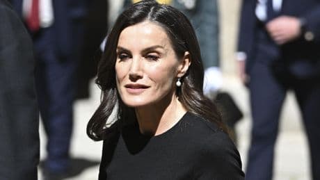 Letizia, de negro también en la entrega del Premio Cervantes, luce las únicas joyas permitidas durante el luto oficial