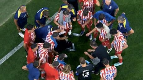 Simeone reaccionó al ver el micrófono de la TV en la pausa de hidratación
