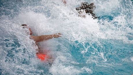 Freibad Kitzingen: 13-Jährige sexuell belästigt – Polizei nimmt Mann fest