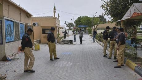 Over 100 inmates escape and 1 is killed as a quake prompts the evacuation of a Pakistan prison