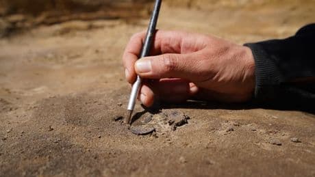 Une découverte "rare" et "magnifique": une importante sépulture viking découverte au Danemark
