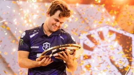 Korte potjes en grote zak met geld voor schaaklegende Carlsen bij eerste WK e-sports