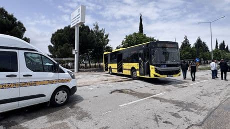 Bursa'da belediye otobüsü ile çarpışan motosikletin sürücüsü öldü