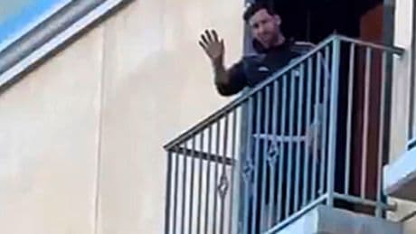 VIDEO Alsof hij de paus zelf is: Lionel ’Leo’ Messi gaat viral met begroeting vanaf hotelbalkon
