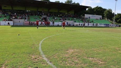 Nach 7:2 im Testspiel - Knoche schimpft über Horror-Rasen