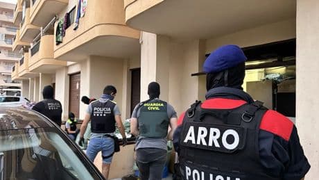 Un detenido y toneladas de ropa incautadas durante un operativo contra el 'top manta' en la zona de Roses
