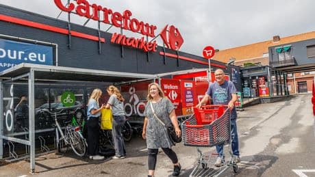 Boodschappen doen in België niet alleen goedkoper: met kippenkoek en nuggettekes loopt het water in je mond