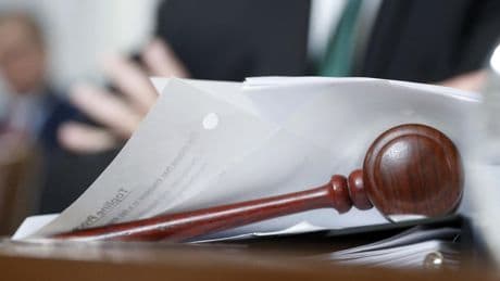 Après avoir tué leur bébé, une aristocrate britannique et son compagnon sont condamnés à 14 et 18 ans de prison