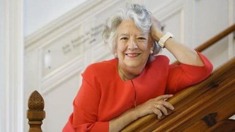 “La mujer tiene ventajas al envejecer, vive más años y cuida más las redes afectivas”