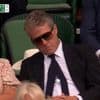 KIJK. Hollywoodacteur Hugh Grant gaat viraal nadat hij in slaap valt tijdens match op Wimbledon