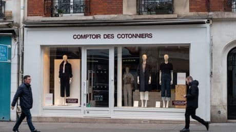 Elles ont eu leur heure de gloire et se retrouvent au bord de la faillite : récit de la débâcle de Comptoir des Cotonniers et Princesse Tam Tam