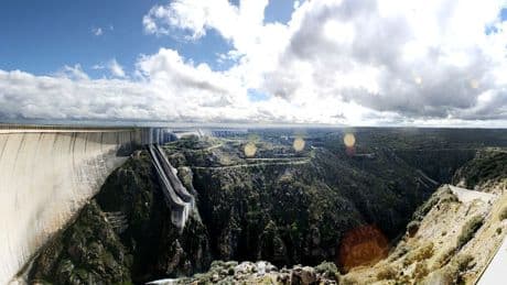 El muro de hormigón más grande de España está en Salamanca y genera electricidad: así es la presa de Almendra