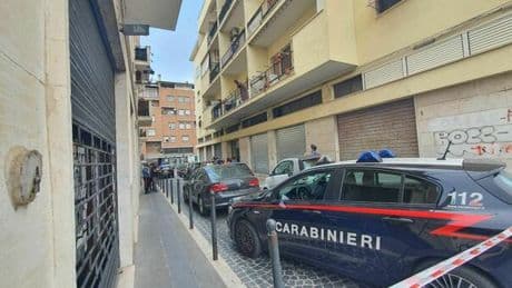 Omicidio a Civitavecchia, accoltella l'ex nell?androne: tre colpi al cuore, muore 47enne