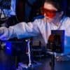 Blaue Laserlichtmuster steuern weichen Roboterarm