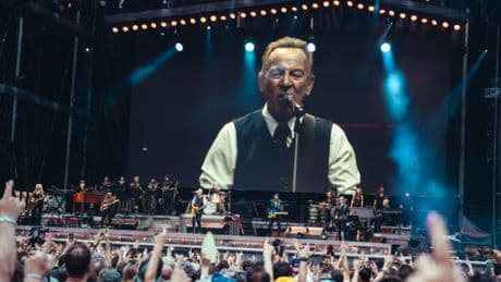 “Siamo stati preoccupati, ma ora siamo spaventati”: Bruce Springsteen in concerto a Milano contro Donald Trump promette fiducioso una terra di speranza e sogni