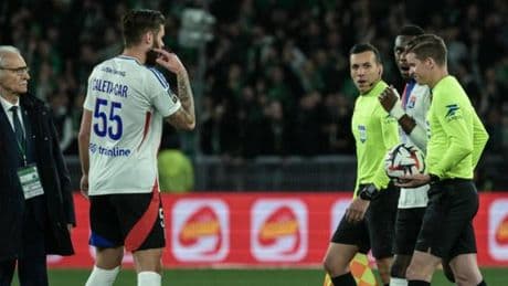 Le derby entre Saint-Etienne et Lyon interrompu après un jet de projectile sur un arbitre assistant