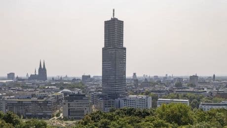 Starkregen: Kölnturm im Mediapark ohne Strom – Hochhaus evakuiert
