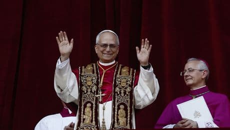 Papa Leone XIV, il primo pontefice americano che fa da "ponte" tra le culture. Il rapporto con il governo italiano