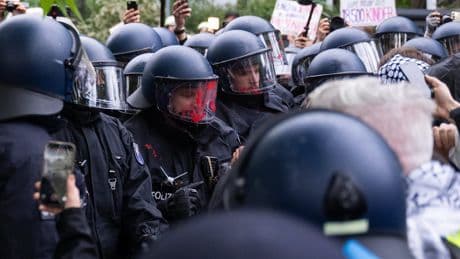 Sicherheitsrisiko für Beamte - Berliner Polizisten müssen für ihren Schutz zahlen