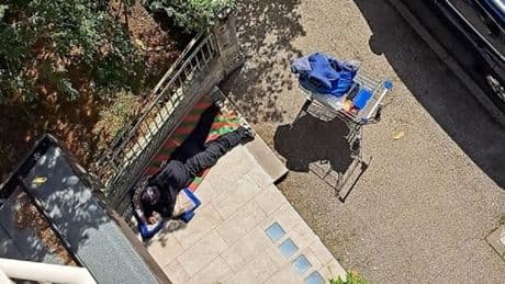 Sbandati dormono e bivaccano vicino ai garage dei condomini. Residenti preoccupati: «Una ragazza ha ricevuto apprezzamenti non graditi»