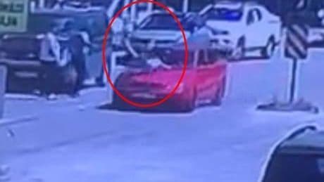 Yola aniden çıkan çocuğa otomobil çarptı: Kaza anı kamerada