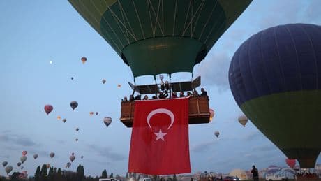 Kapadokya'da 19 Mayıs coşkusu: Gökyüzü Türk bayrakları ve Atatürk posterleriyle süslendi