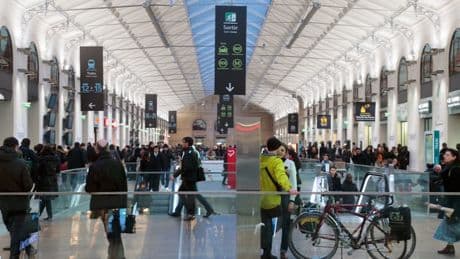 Petits magasins, rentabilité maximale... Pourquoi la grande distribution part à l'assaut des gares et des stations-service