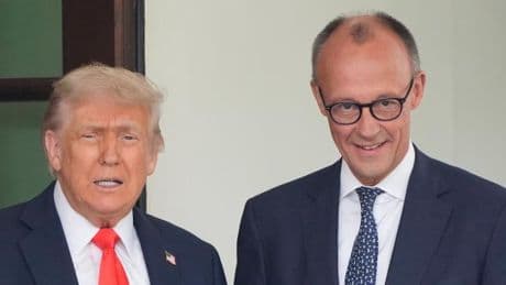 Merz und Trump Schulter an Schulter – „Nonverbales Zeichen für Verbundenheit“