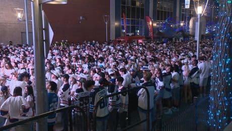 Jets fans across Manitoba make playoff melodies