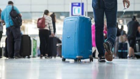Fluggesellschaften: Verbraucherschützer verklagen Airlines wegen Handgepäck-Gebühren