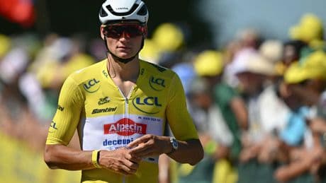 Mathieu van der Poel kan gele droom niet herbeleven op Bretonse muur: ’Het zijn zware dagen’