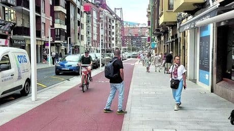«Cualquier día un ciclista nos atropella con un bidegorri en mitad de la acera»