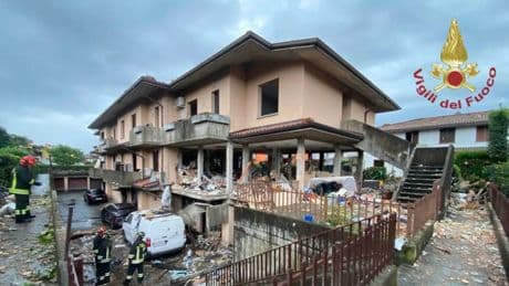 Bergamo, fuga di gas: esplode una villetta con all'interno una famiglia di 4 persone (messe in salvo). Ferita estratta da sotto le macerie